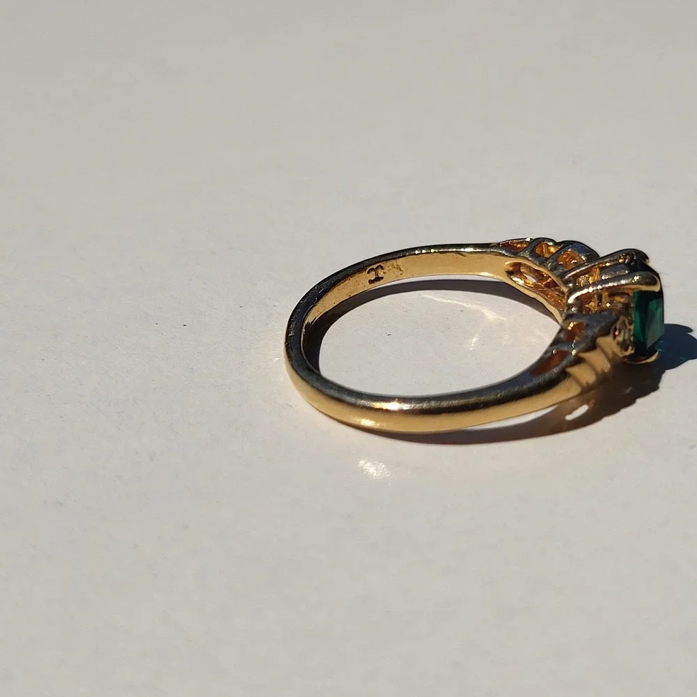 Gold Tone Green Stone Rhinestone Ring Size 9.5 Vintage Cocktail Jewelry - Picture 5 of 11